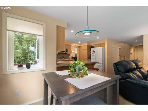 Dining - 3010 SW Phyllis Dr, Gresham, OR 97080 photo 4 of 5