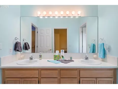 Bath - 3010 SW Phyllis Dr, Gresham, OR 97080 photo 2 of 7
