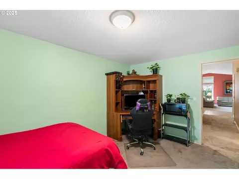 Bedroom - 3010 SW Phyllis Dr, Gresham, OR 97080 photo 2 of 8
