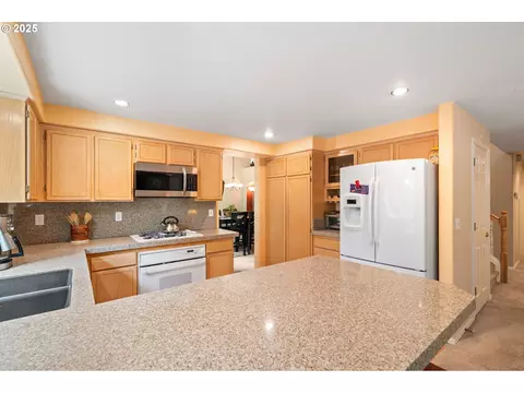 Kitchen - 3010 SW Phyllis Dr, Gresham, OR 97080 photo 5 of 7