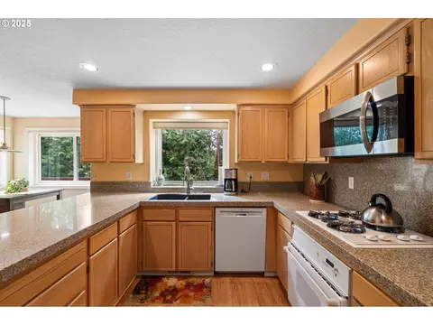 Kitchen - 3010 SW Phyllis Dr, Gresham, OR 97080 photo 2 of 7