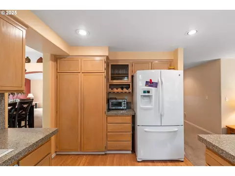 Kitchen - 3010 SW Phyllis Dr, Gresham, OR 97080 photo 6 of 7