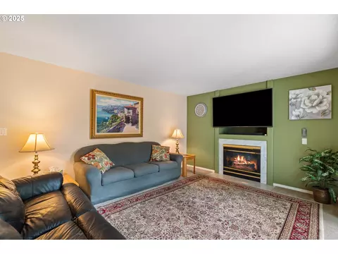 Living - 3010 SW Phyllis Dr, Gresham, OR 97080 photo 4 of 8