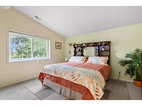 Bedroom - 3010 SW Phyllis Dr, Gresham, OR 97080 photo 6 of 8
