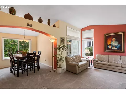 Dining - 3010 SW Phyllis Dr, Gresham, OR 97080 photo 5 of 5