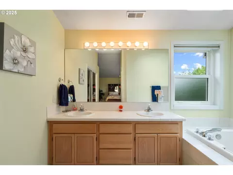 Bath - 3010 SW Phyllis Dr, Gresham, OR 97080 photo 6 of 7