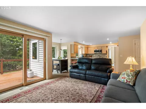 Living - 3010 SW Phyllis Dr, Gresham, OR 97080 photo 6 of 8