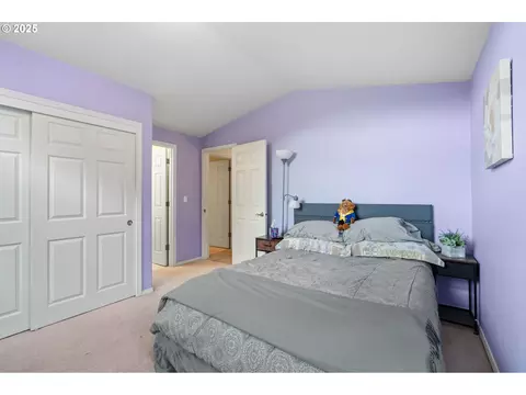 Bedroom - 3010 SW Phyllis Dr, Gresham, OR 97080 photo 5 of 8