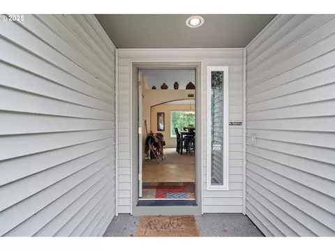 Entry Way - 3010 SW Phyllis Dr, Gresham, OR 97080 photo 2 of 2