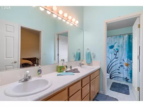 Bath - 3010 SW Phyllis Dr, Gresham, OR 97080 photo 3 of 7