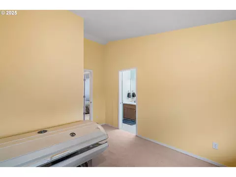 Bedroom - 3010 SW Phyllis Dr, Gresham, OR 97080 photo 3 of 8
