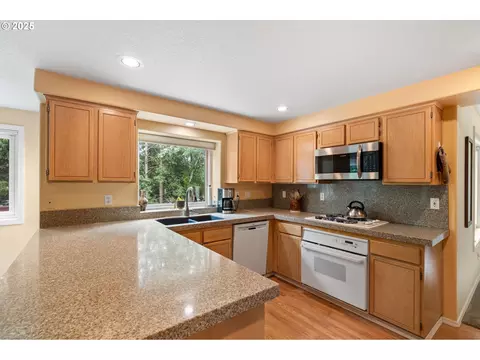 Kitchen - 3010 SW Phyllis Dr, Gresham, OR 97080 photo 3 of 7