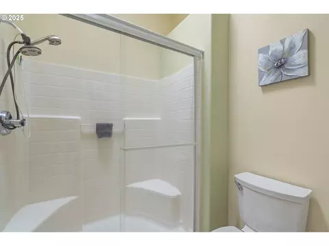 Bath - 3010 SW Phyllis Dr, Gresham, OR 97080 photo 5 of 7