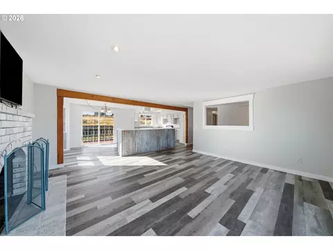 Living - 401 Monroe St, Umatilla, OR 97882 photo 2 of 2