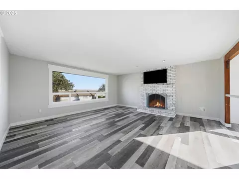 Living - 401 Monroe St, Umatilla, OR 97882 photo 1 of 2