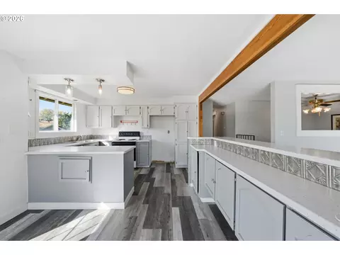 Kitchen - 401 Monroe St, Umatilla, OR 97882 photo 2 of 2