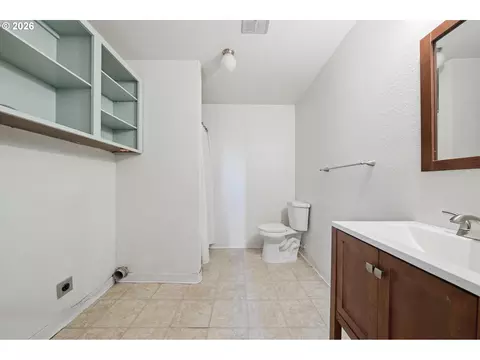 Bath - 401 Monroe St, Umatilla, OR 97882 photo 2 of 2