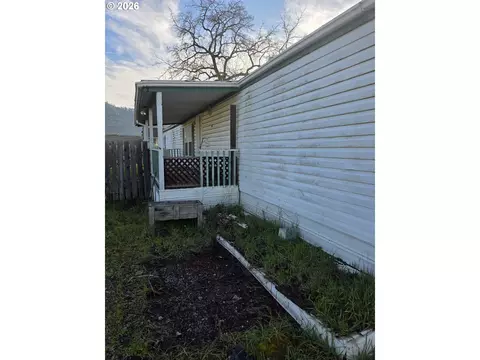 463 SE Gregory Dr, Winston, OR 97496