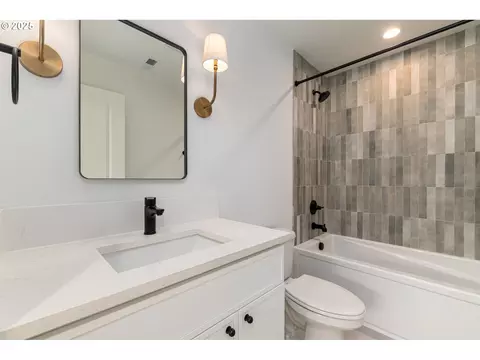 Bath - 2263 SW Phyllis Pl, Gresham, OR 97080 photo 4 of 4