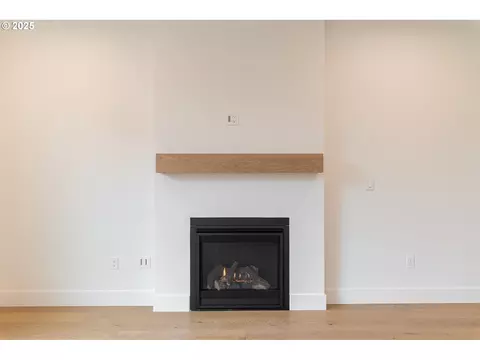 Living - 2263 SW Phyllis Pl, Gresham, OR 97080 photo 3 of 3