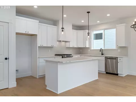 Kitchen - 2263 SW Phyllis Pl, Gresham, OR 97080 photo 1 of 6