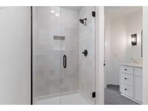 Bath - 2263 SW Phyllis Pl, Gresham, OR 97080 photo 3 of 4