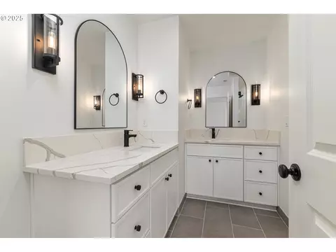 Bath - 2263 SW Phyllis Pl, Gresham, OR 97080 photo 2 of 4