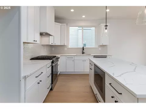 Kitchen - 2263 SW Phyllis Pl, Gresham, OR 97080 photo 3 of 6