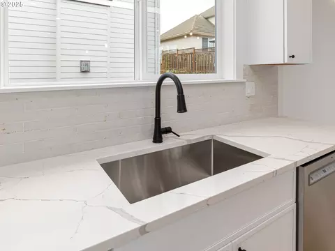 Kitchen - 2263 SW Phyllis Pl, Gresham, OR 97080 photo 5 of 6