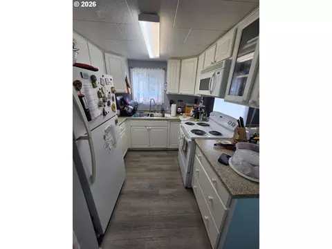 Kitchen - 160 E Date St, Powers, OR 97466 photo 2 of 5