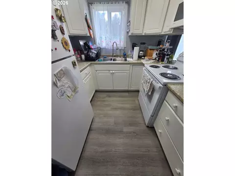 Kitchen - 160 E Date St, Powers, OR 97466 photo 5 of 5