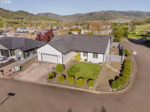 101 Pleasant View Loop, Roseburg, OR 97471