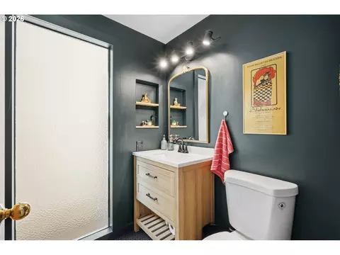 Bath - 784 Brookside Dr, Eugene, OR 97405 photo 1 of 2