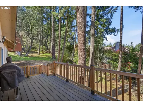 Exterior - 784 Brookside Dr, Eugene, OR 97405 photo 6 of 10