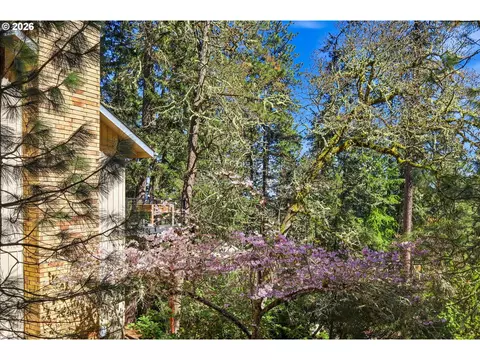 Exterior - 784 Brookside Dr, Eugene, OR 97405 photo 9 of 10