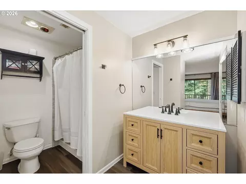 Bath - 784 Brookside Dr, Eugene, OR 97405 photo 2 of 2