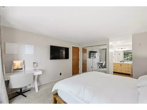 Bedroom - 784 Brookside Dr, Eugene, OR 97405 photo 2 of 4