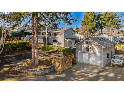 390 E 5th St, Coquille, OR 97423