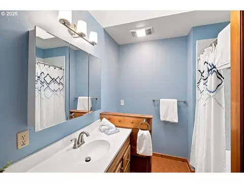 Bath - 36435 Devitt Rd, Blodgett, OR 97326 photo 2 of 3