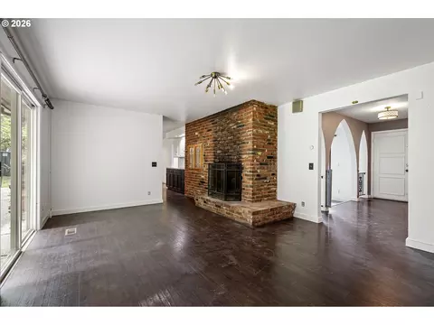 Living - 28974 Gimpl Hill Rd, Eugene, OR 97402 photo 6 of 8