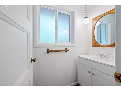 Bath - 28974 Gimpl Hill Rd, Eugene, OR 97402 photo 1 of 3