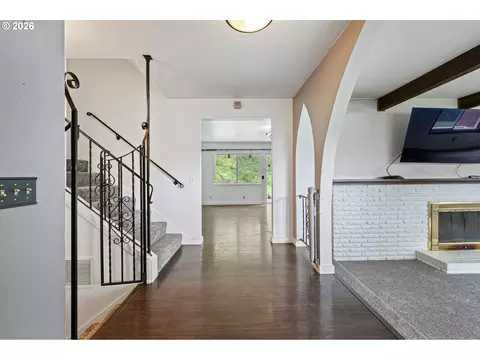 Entry Way - 28974 Gimpl Hill Rd, Eugene, OR 97402 photo 3 of 5