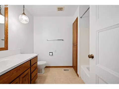 Bath - 28974 Gimpl Hill Rd, Eugene, OR 97402 photo 2 of 3