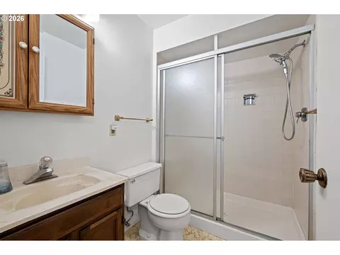 Bath - 28974 Gimpl Hill Rd, Eugene, OR 97402 photo 3 of 3