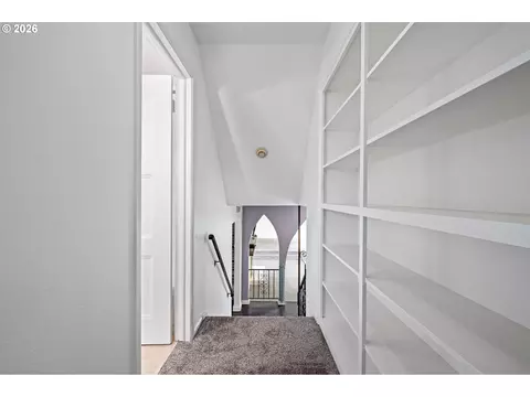 Entry Way - 28974 Gimpl Hill Rd, Eugene, OR 97402 photo 4 of 5