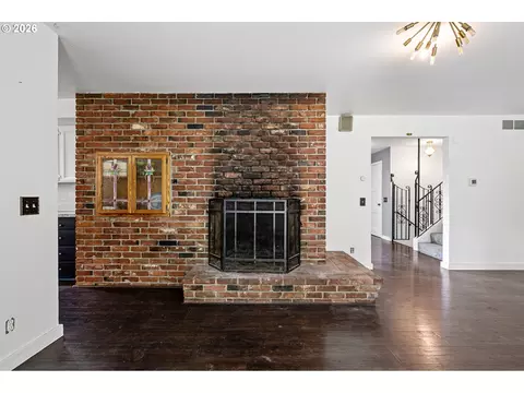 Living - 28974 Gimpl Hill Rd, Eugene, OR 97402 photo 7 of 8