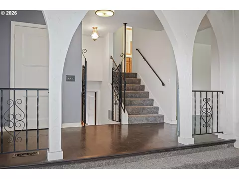 Entry Way - 28974 Gimpl Hill Rd, Eugene, OR 97402 photo 2 of 5