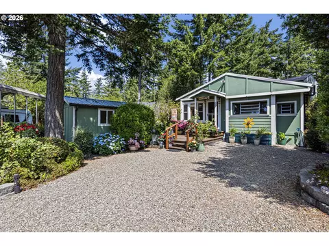 Exterior - 252 Outer Dr, Florence, OR 97439 photo 2 of 18