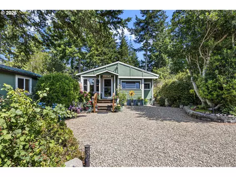 252 Outer Dr, Florence, OR 97439