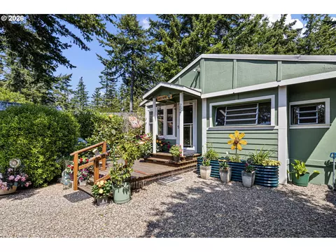 Exterior - 252 Outer Dr, Florence, OR 97439 photo 4 of 18
